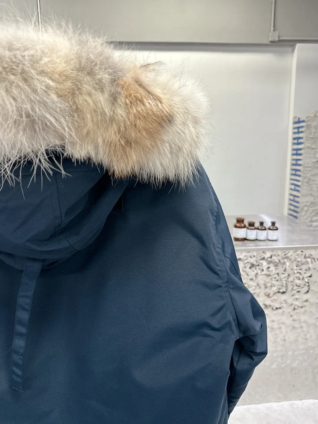 P840 Canada Goose 13 down jackets, timeless classics, same style for men and women, mid-length windbreaker jacket. Canada Goose technology waterproof fabric is wind and cold resistant and extremely warm! Plush heat storage keeps you warm and warms you up quickly! Extra large fur collar design, fine fur, smooth to the touch, comfortable and skin-friendly! Double windproof cuffs to prevent cold wind from entering! The pockets have a flap zipper design and the upper pocket is a diagonal pocket, which is convenient and practical! Canada Goose’s popularity in the past two years has greatly surpassed that of the king of down jackets, the Meng Mouth, and it is the hottest item in autumn and winter on INS! Same style for men and women, Canada Goose’s classic style! Color: Black, Off-white, Gray, Navy Size: XS S M L XL XXL